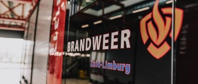 Zicht op de zijkant van een blusvoertuig